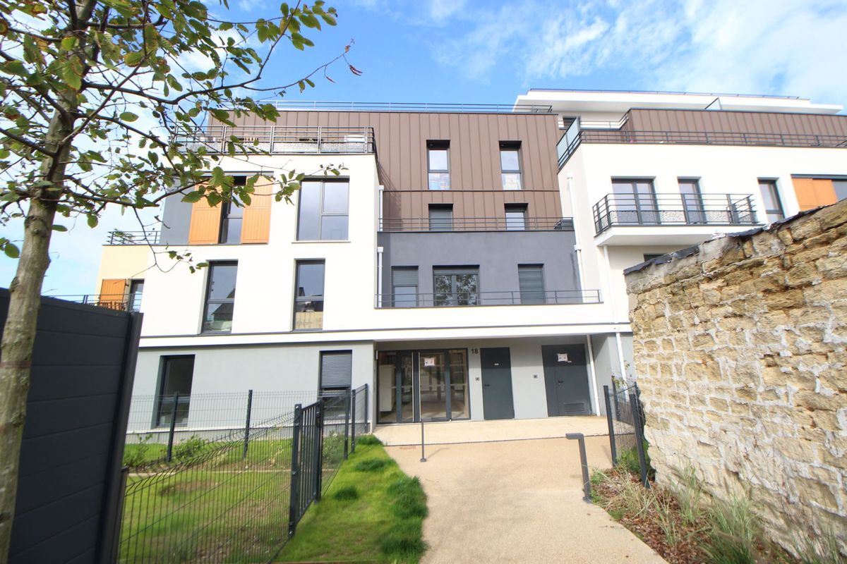 Дуплекс с 3 спальнями в Вернёй-сюр-Сен, Франция № 179556