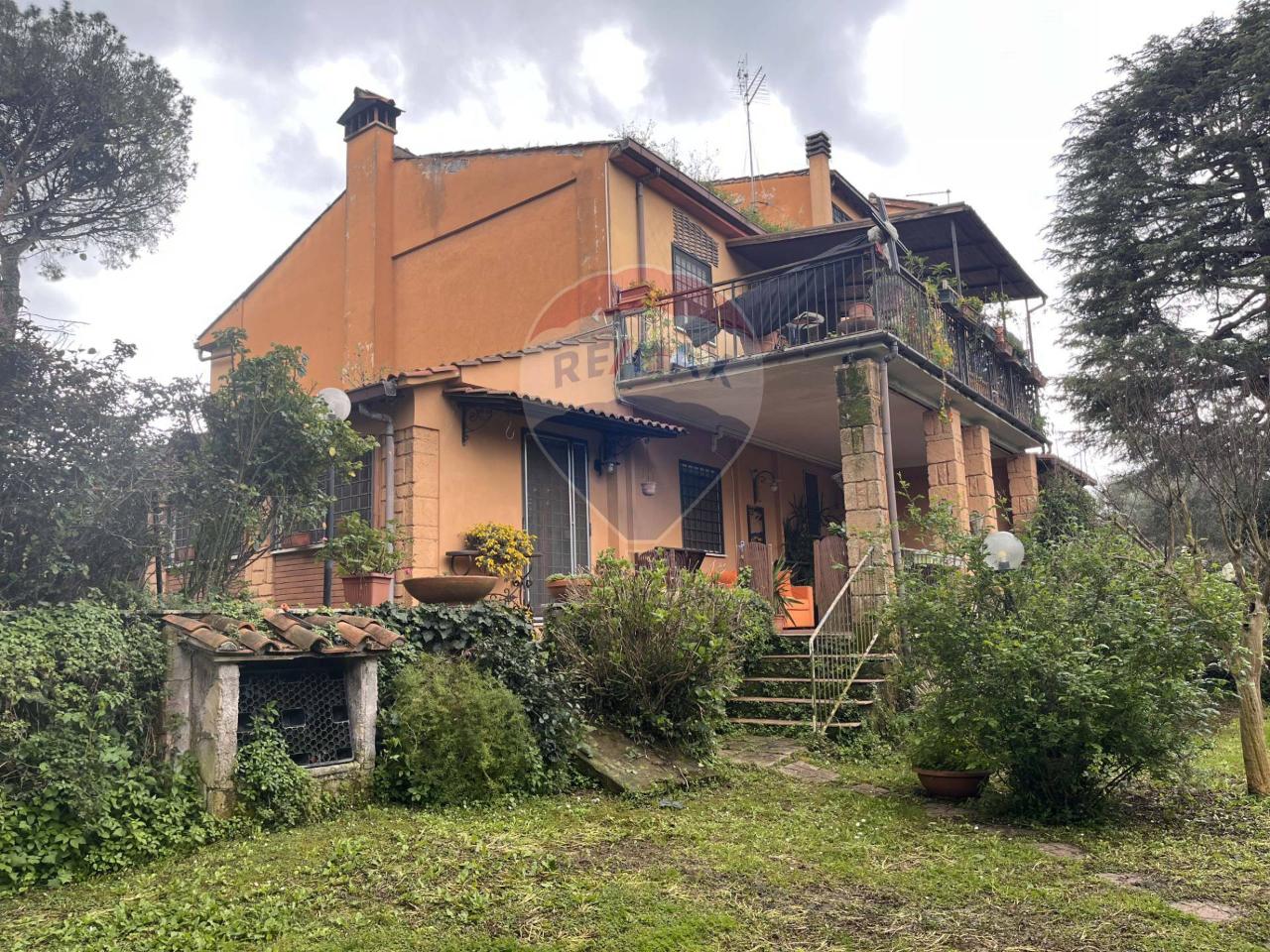 5 rooms Apartment in Rome, Italy No. 136219