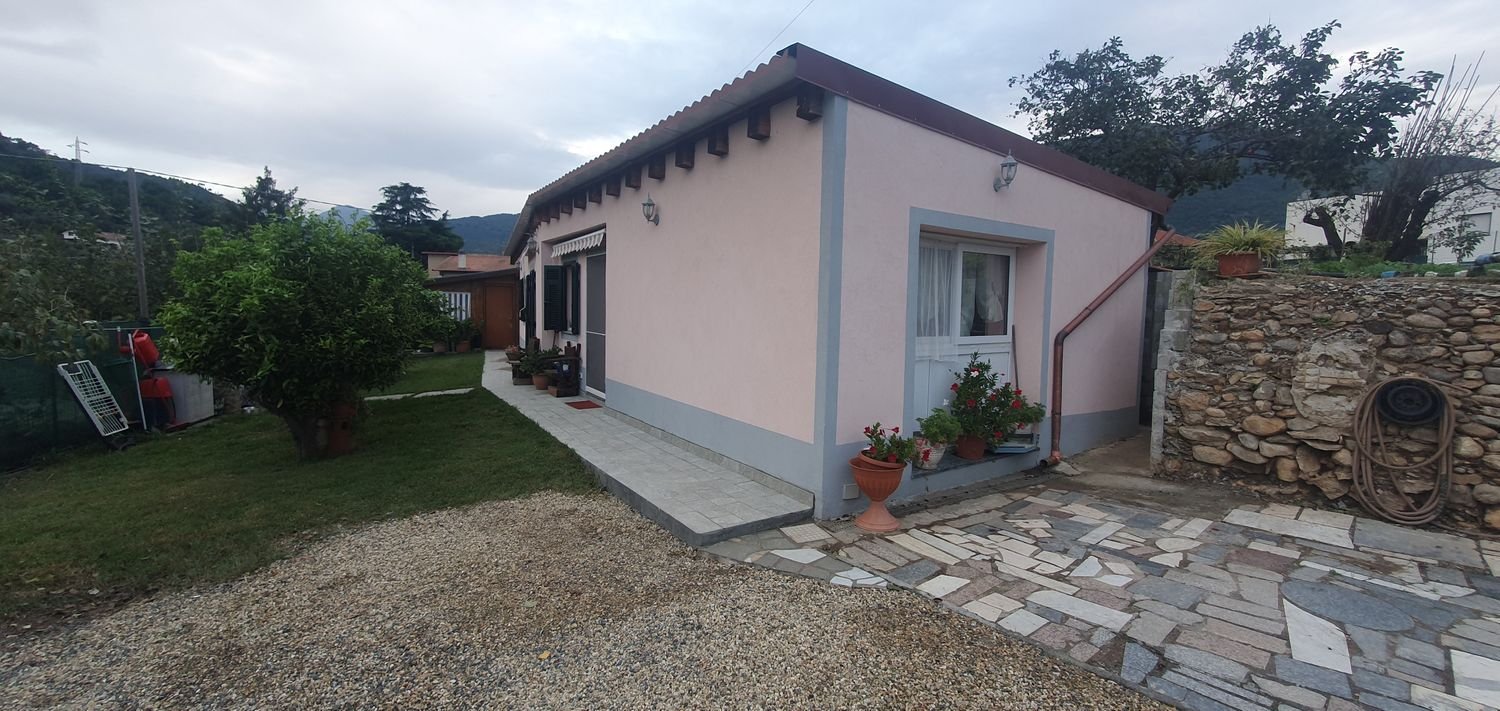 4 rooms Villa in Cisano sul Neva, Italy No. 253917
