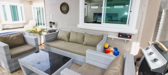 6 bedrooms Villa in Pattaya, Thailand No. 19305 2