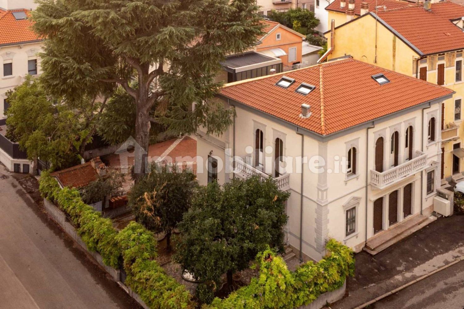 3 bedrooms Villa in Verona, Italy No. 272938