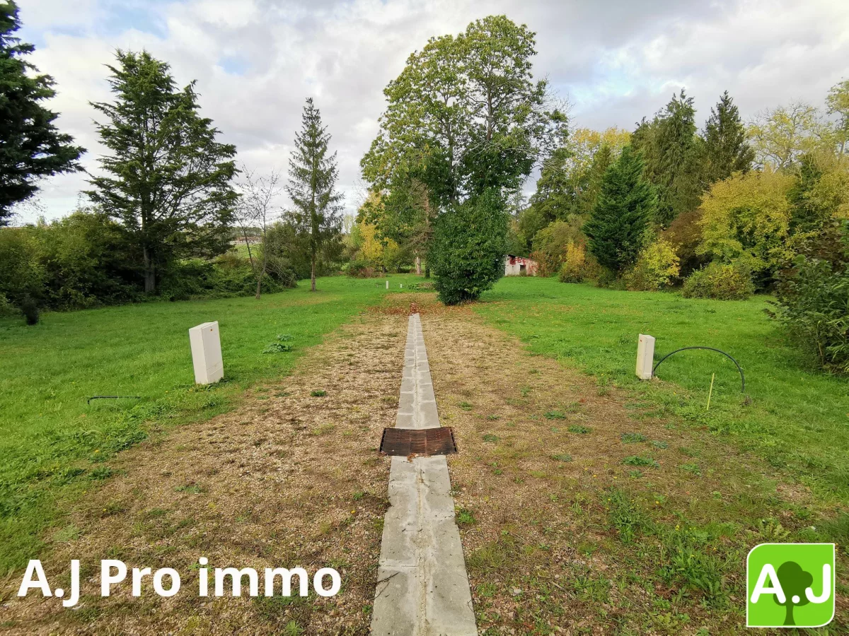 747m² Land in Anet, France No. 213865