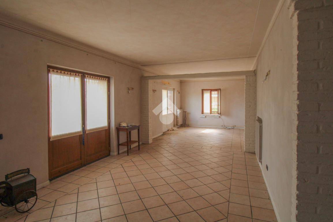 2-Zimmer Gewerbliche Immobilie in Castrezzato, Italy, Nr. 233478