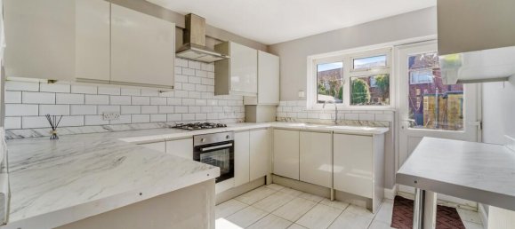 4 bedrooms House in Feltham, United Kingdom No. 9806 2