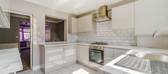 4 bedrooms House in Feltham, United Kingdom No. 9806 11