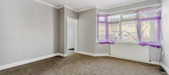 4 bedrooms House in Feltham, United Kingdom No. 9806 7