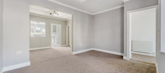 4 bedrooms House in Feltham, United Kingdom No. 9806 4