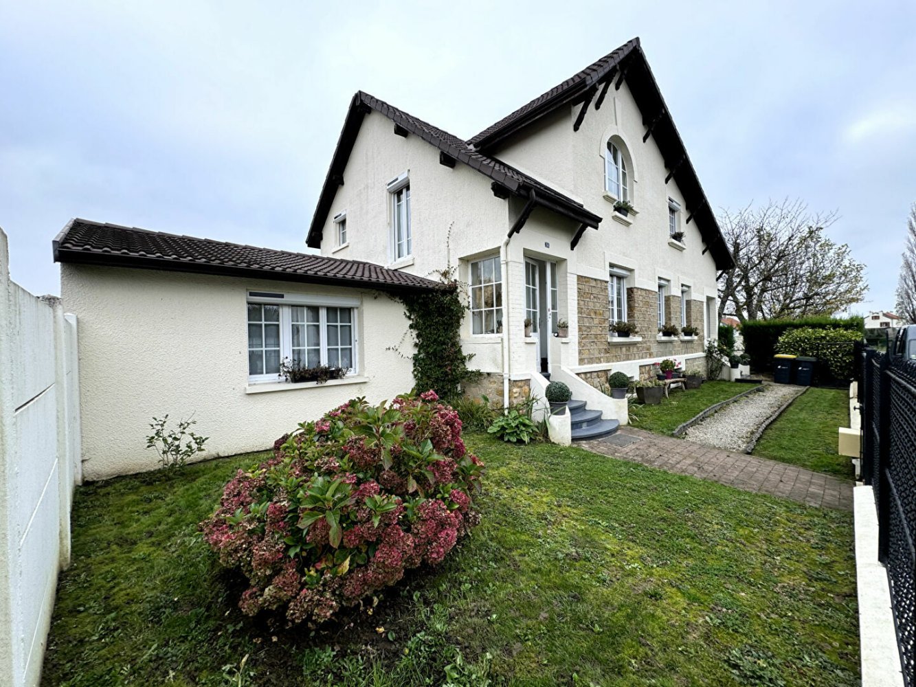 Casa de 5 dormitorios en Nouvion-sur-Meuse, France No. 212491