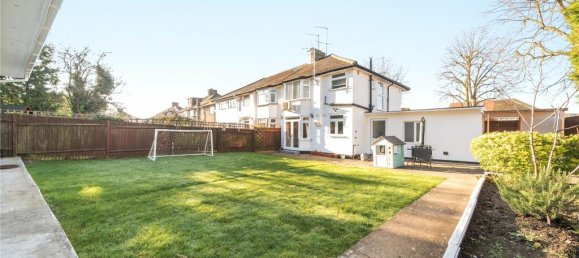 3 bedrooms House in Wembley, United Kingdom No. 12189 2