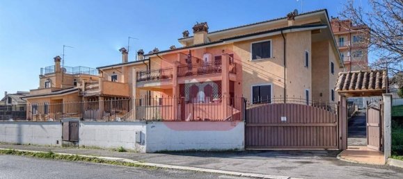 3 rooms Apartment in Rome, Italy No. 17739 3