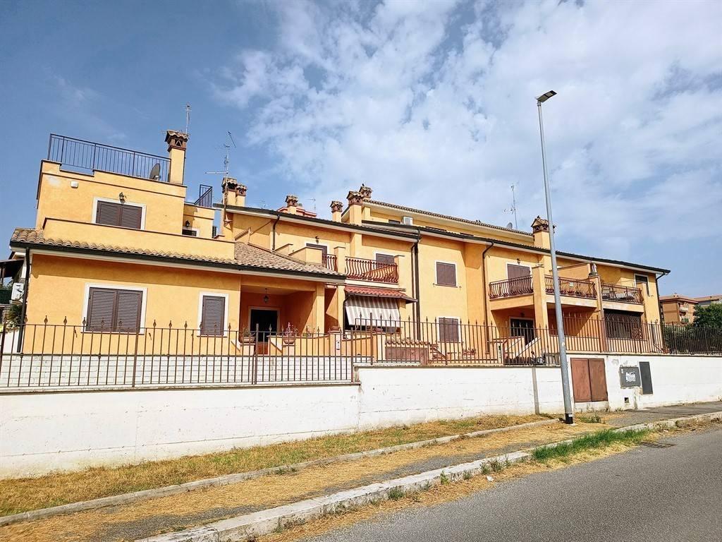 3 rooms Apartment in Rome, Italy No. 17739