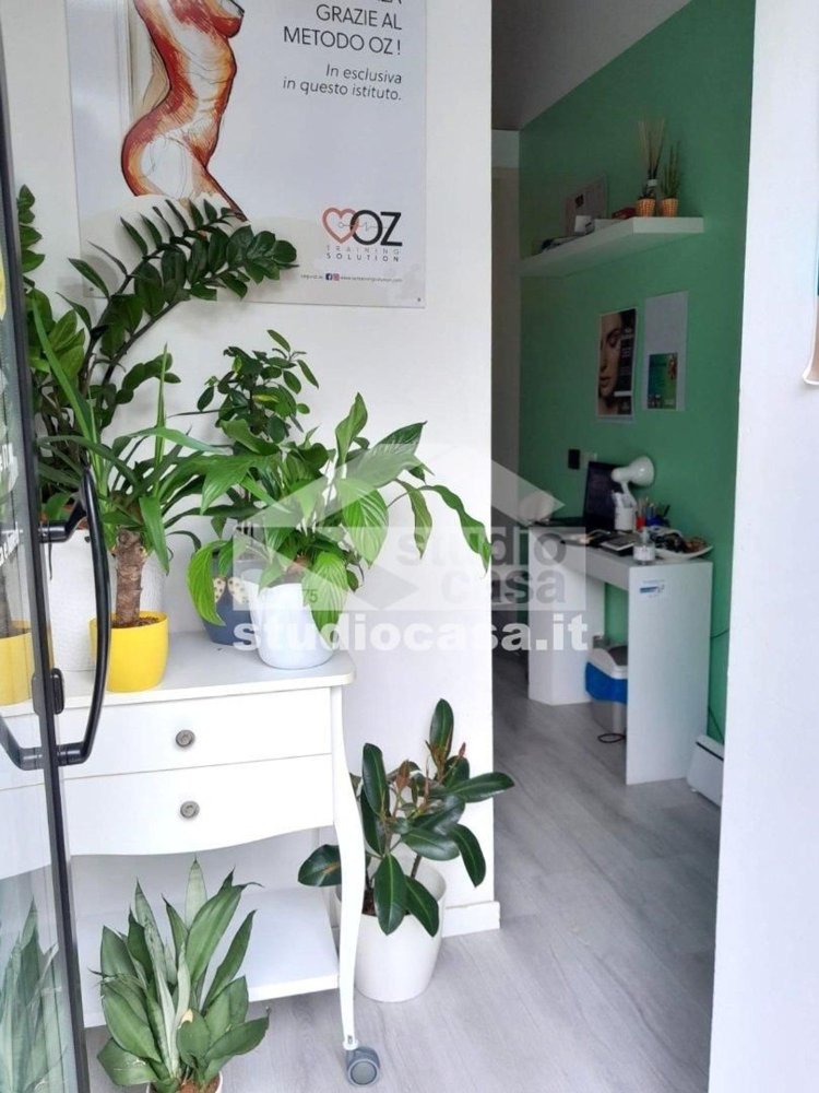  عقار تجاري في Bresso, Italy 25متر مربع رقم 386808