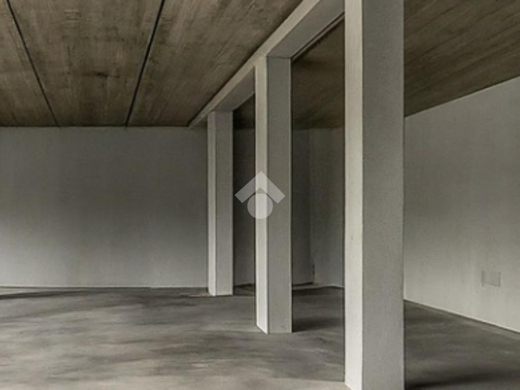 1-salle Entrepôt à Terno d'Isola, Italy No. 271781