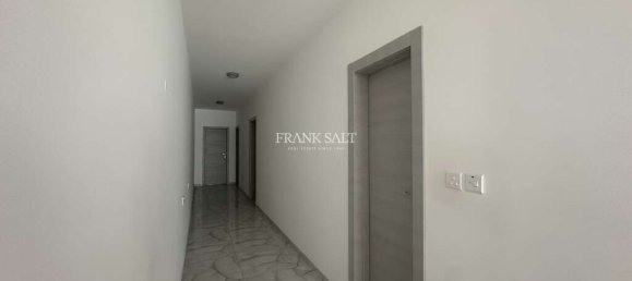 3 chambres Appartement à Luqa, Malta No. 8230 7