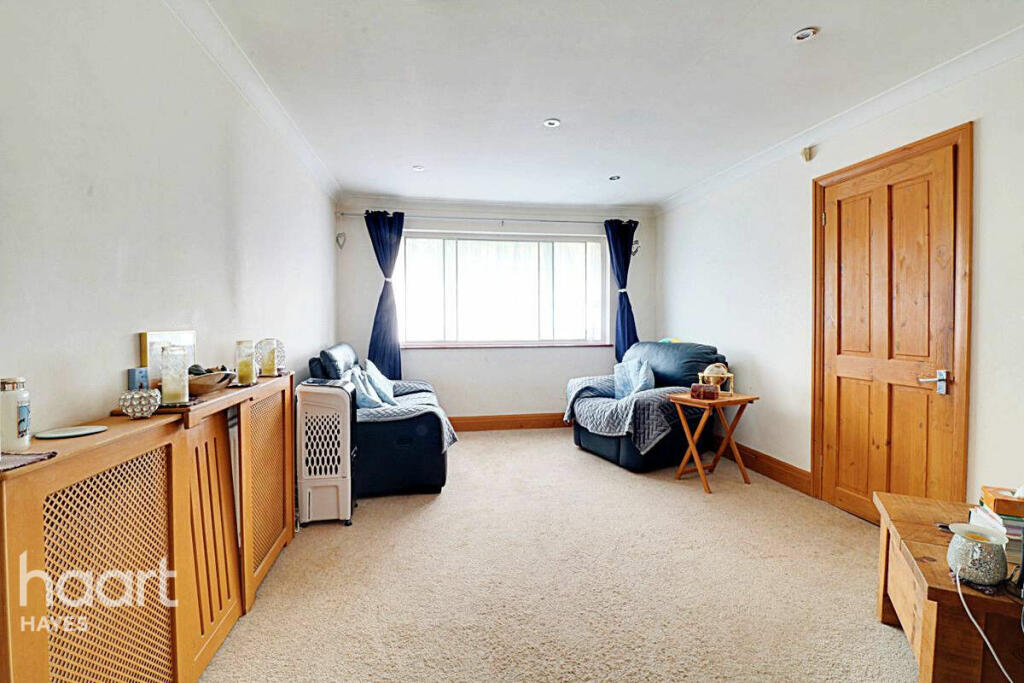 4 bedrooms House in West Drayton, United Kingdom No. 5065