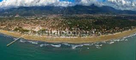 5 bedrooms Villa in Forte dei Marmi, Italy No. 189670 3