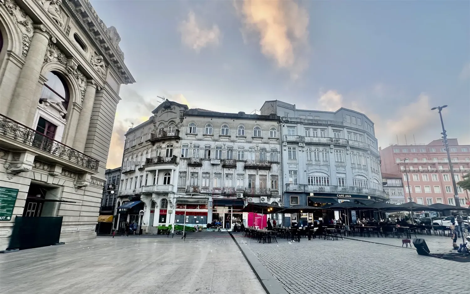 1030m² Building in Porto, Portugal No. 272427