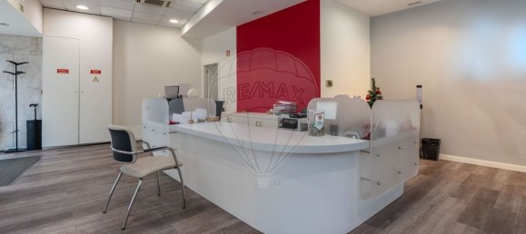 327m² Commercial property in Lisbon, Portugal No. 10583 3