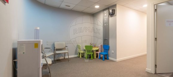 327m² Commercial property in Lisbon, Portugal No. 10583 8