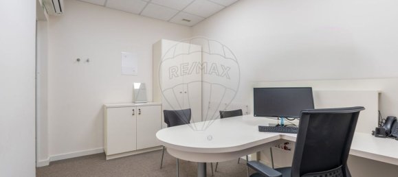 327m² Commercial property in Lisbon, Portugal No. 10583 6