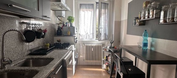 Квартира с 2 комнатами в Саронно, Италия № 334202 2