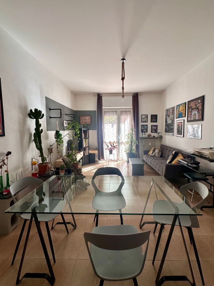 Квартира с 2 комнатами в Саронно, Италия № 334202