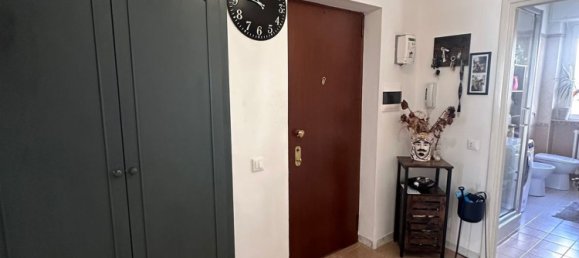 Квартира с 2 комнатами в Саронно, Италия № 334202 8