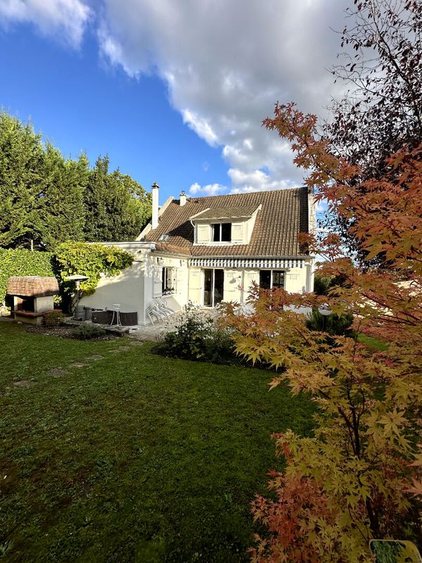 4 غرف نوم منزل في Le Mesnil-le-Roi, France رقم 171561