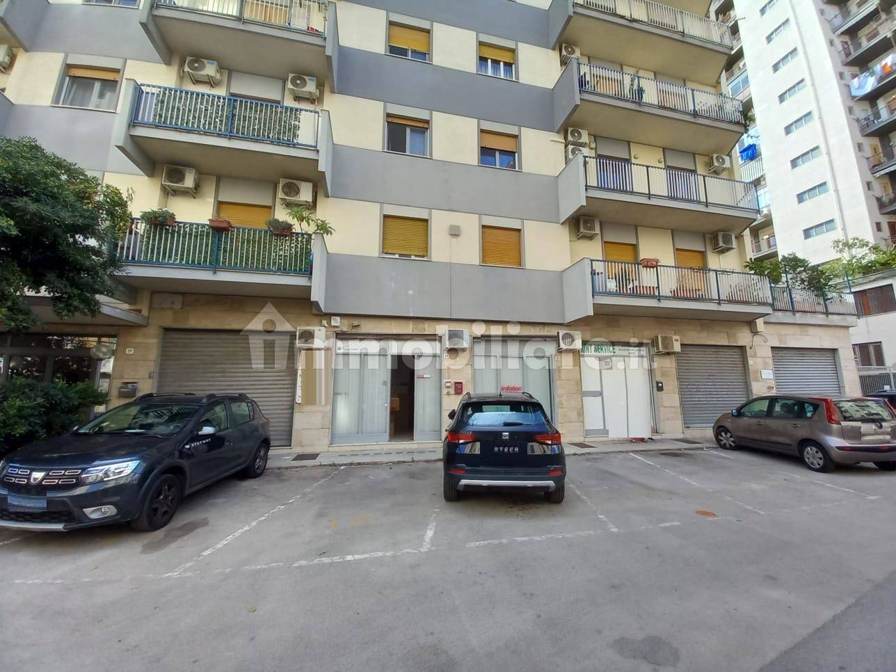 Propiedad comercial de 4 habitaciónes en Palermo, Italy No. 158399