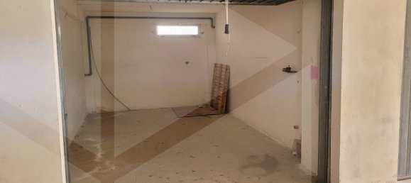 1-salle Garage à Vieste, Italy No. 22040 2