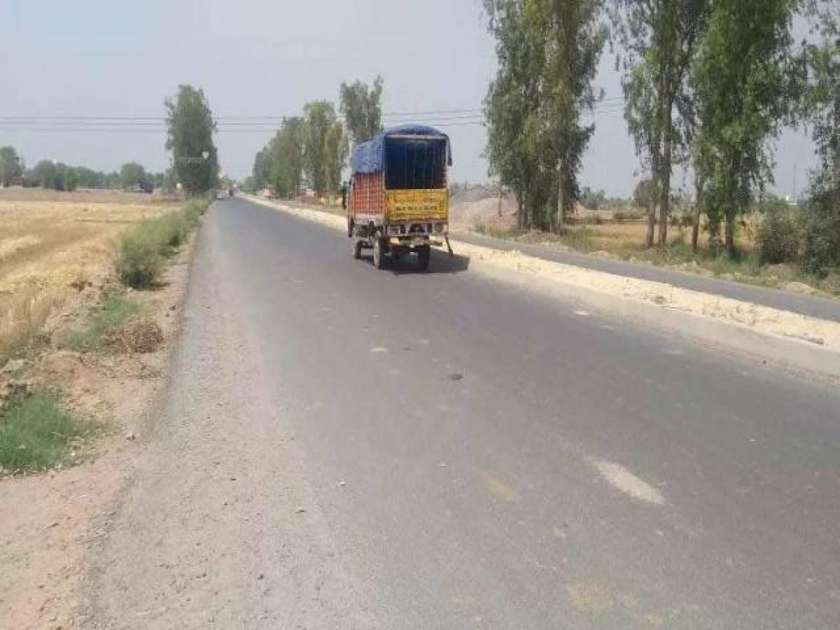 Terrain à Noida, India No. 65620