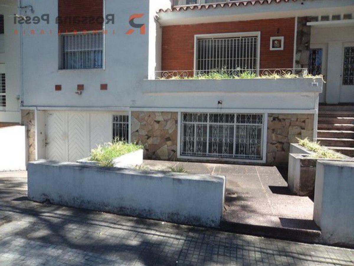 Casa de 4 dormitorios en Montevideo, Uruguay No. 12688