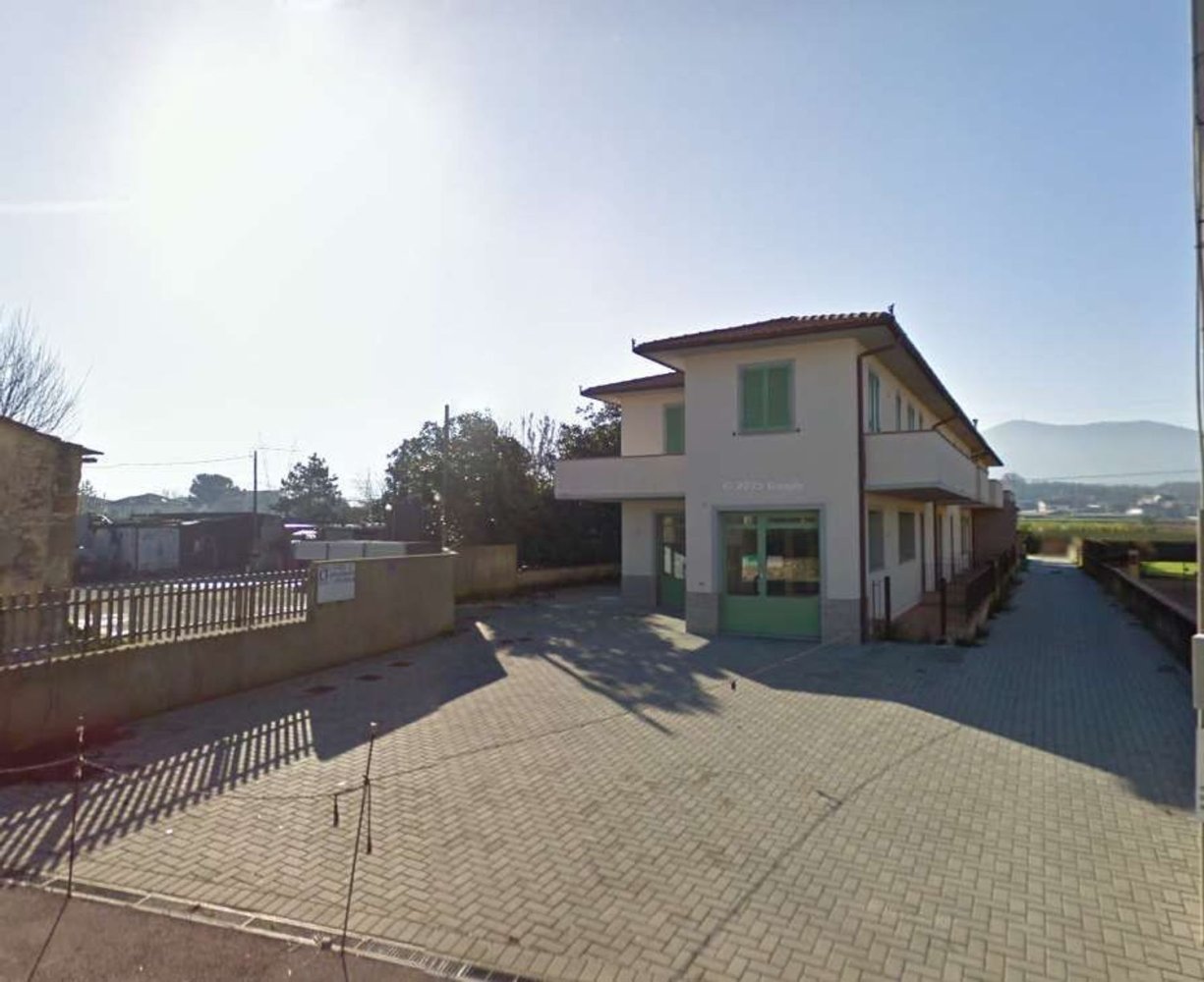  عقار تجاري في Quarrata, Italy 147متر مربع رقم 275344