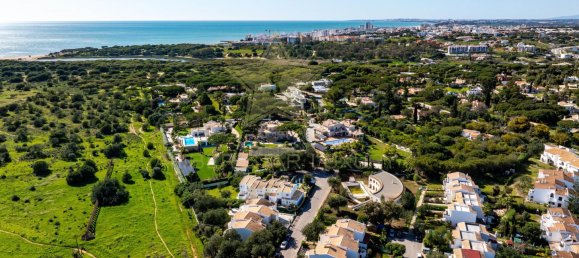 365m² Commercial property in Quarteira, Portugal No. 64193 31