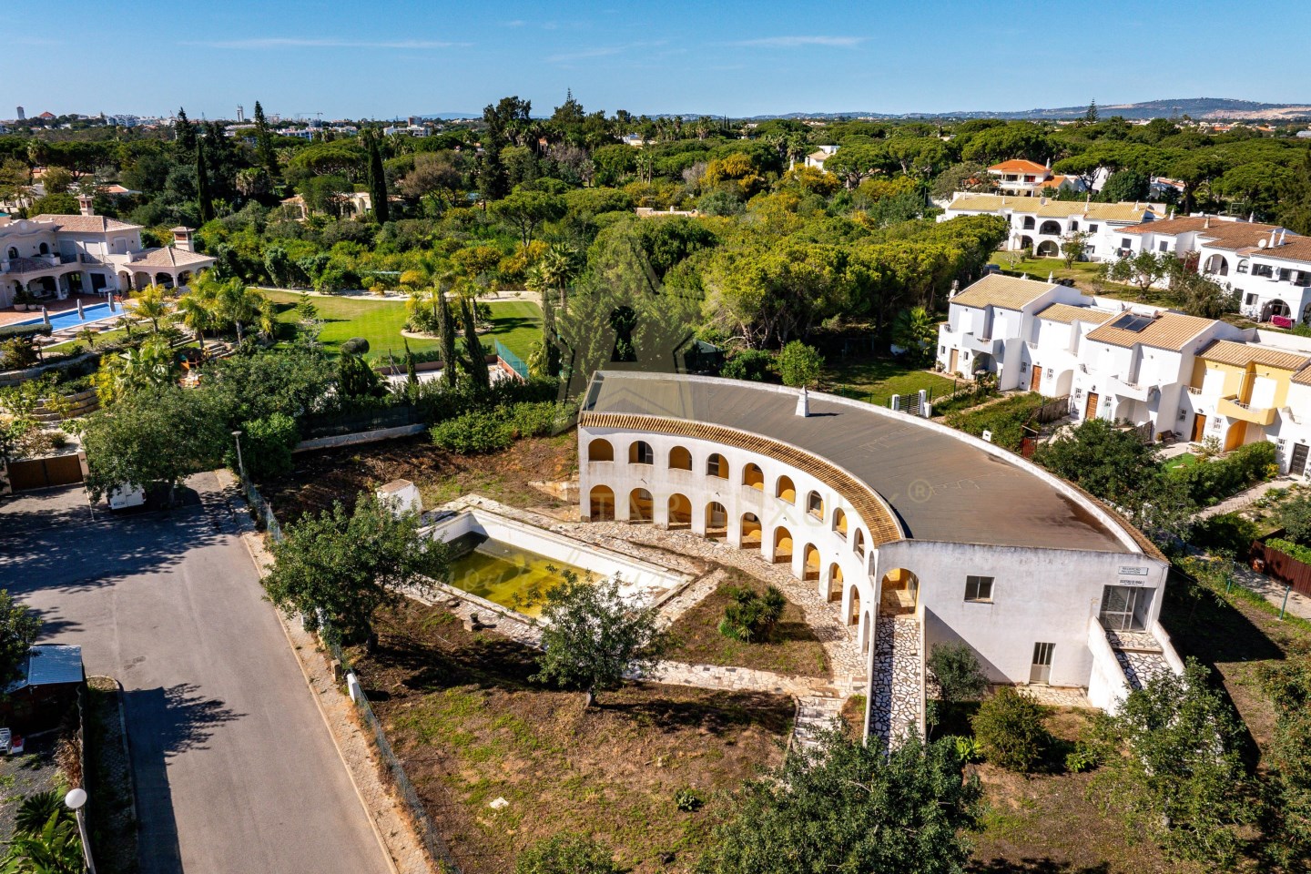 365m² Commercial property in Quarteira, Portugal No. 64193