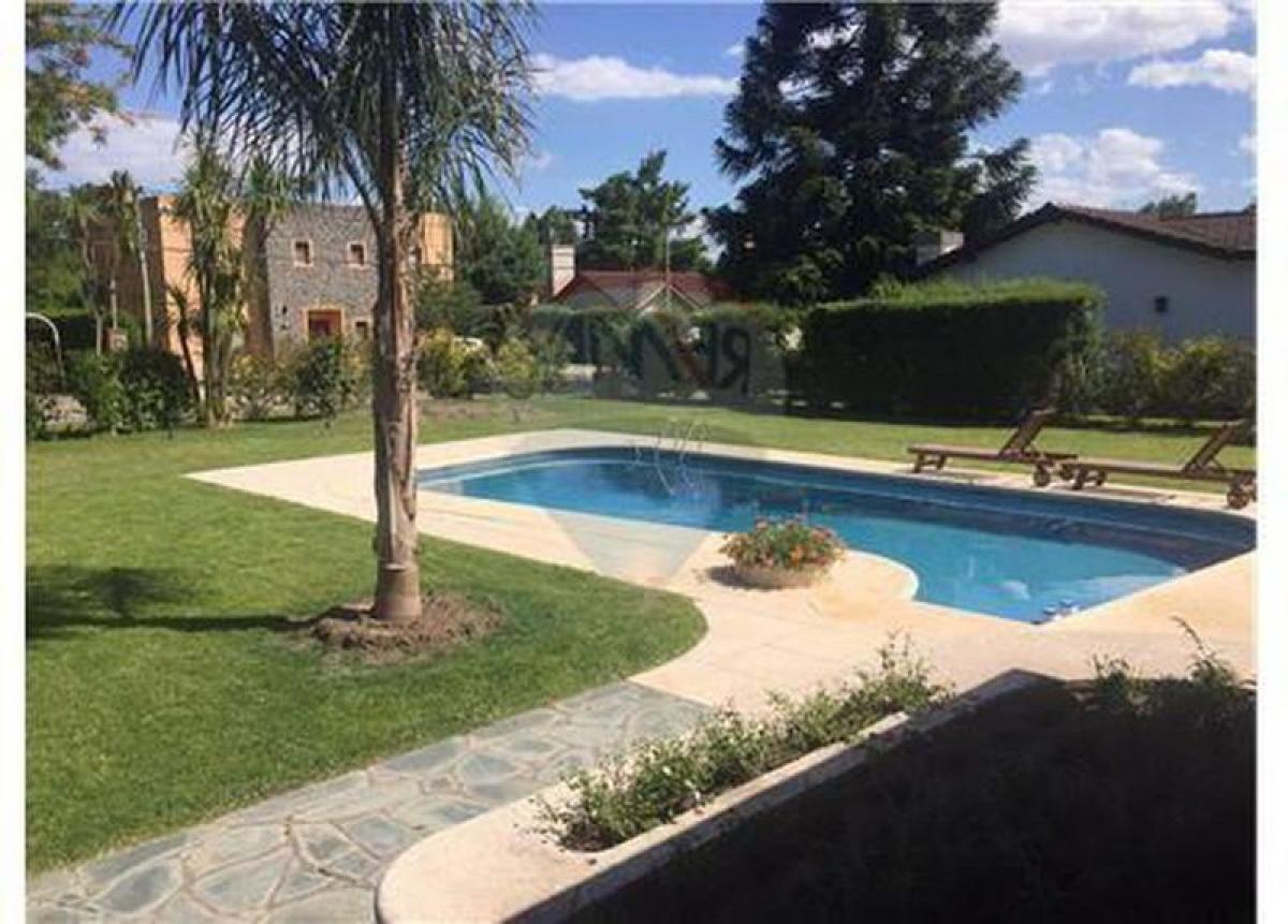 Casa de 5 dormitorios en Pilar, Argentina No. 5196