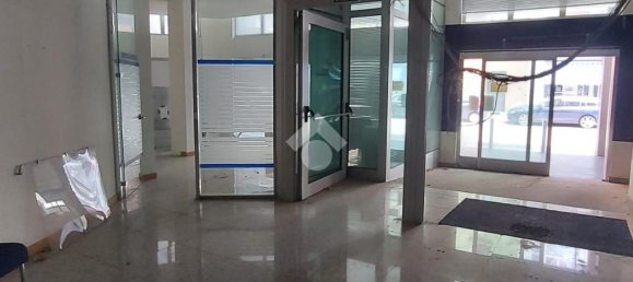 11غرفة عقار تجاري في Tradate, Italy رقم 123143 23