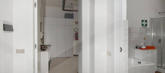 Коммерческая недвижимость с 3 комнатами в Парабьяго, Италия № 22029 10