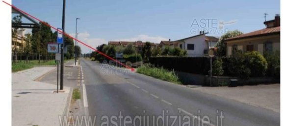 5 rooms Apartment in Lucca, Italy No. 197035 5