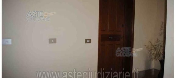 5 rooms Apartment in Lucca, Italy No. 197035 9