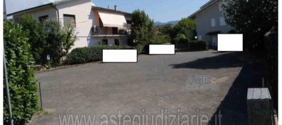 5 rooms Apartment in Lucca, Italy No. 197035 4