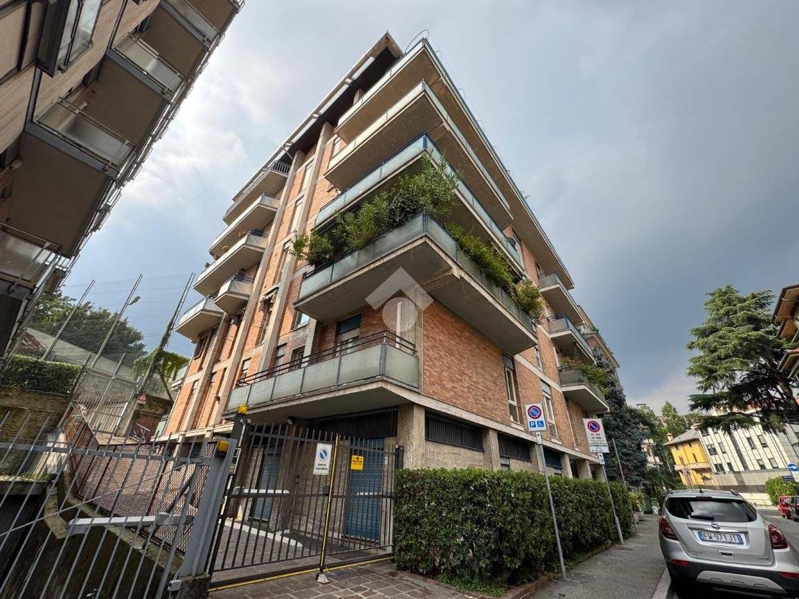 1 bedroom Apartment in Bergamo, Italy No. 390937