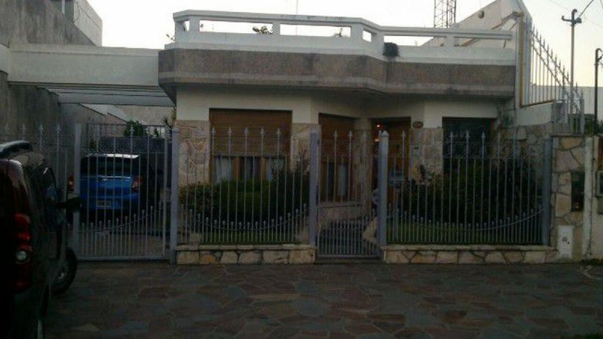 3 bedrooms House in Lanus, Argentina No. 56795