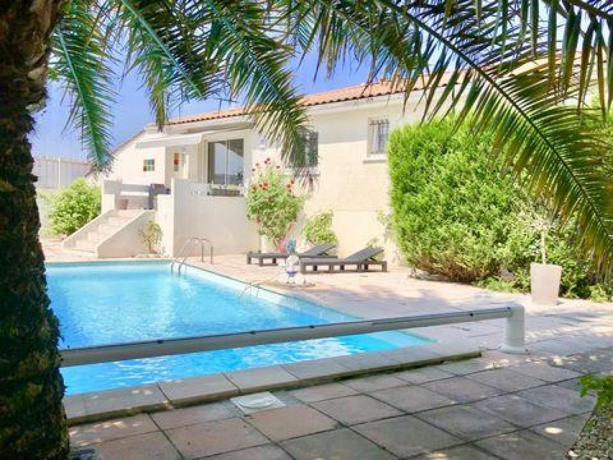 3 bedrooms Shop in Bordeaux, France No. 21405