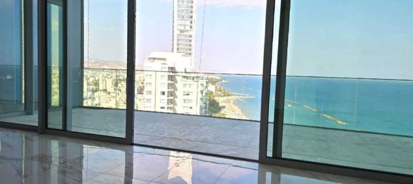3 bedrooms Apartment in Limassol, Cyprus No. 15671 8