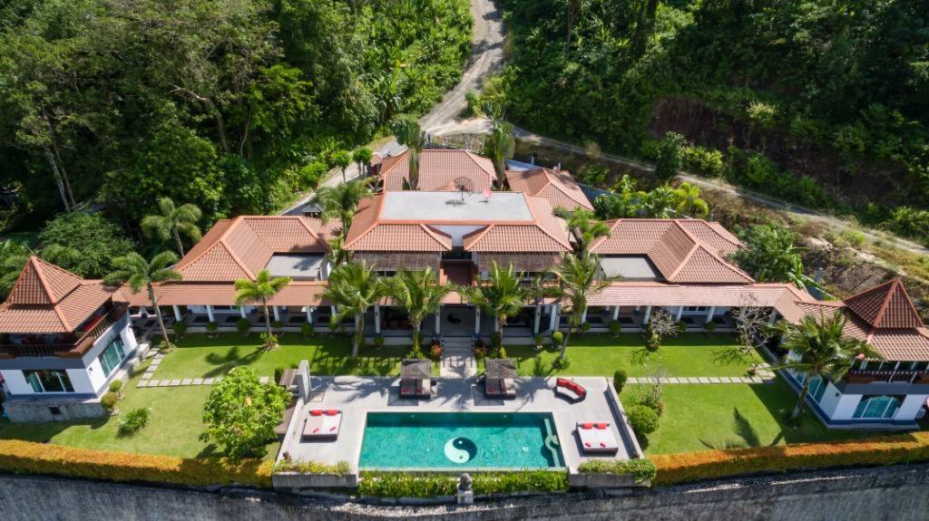 Villa de 8 dormitorios en Kathu, Thailand No. 25392