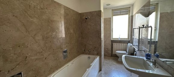 6 rooms Apartment in Rome, Italy No. 136610 35