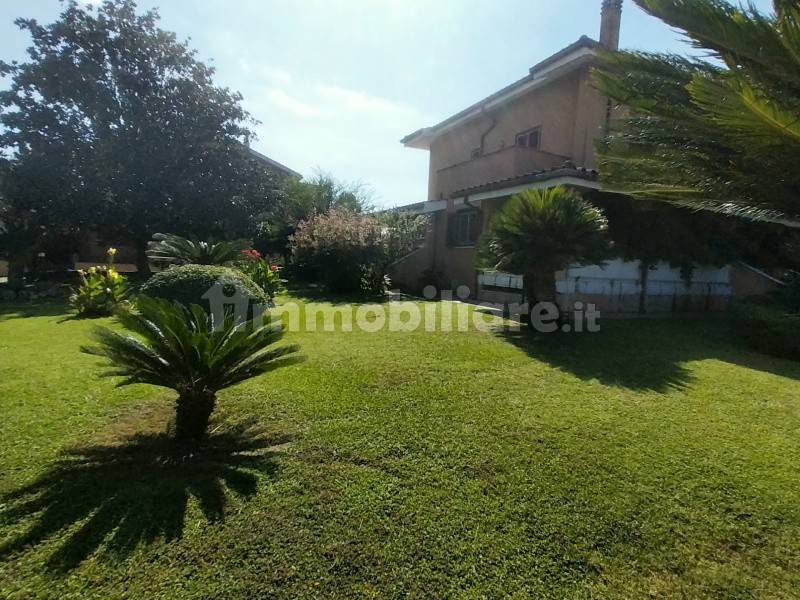 5 bedrooms Villa in Rome, Italy No. 11197