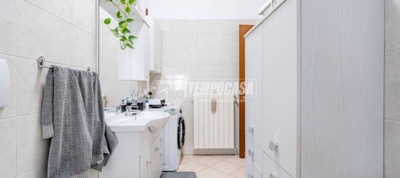 Квартира с 2 спальнями в Каронно Пертузелла, Италия № 280701 26