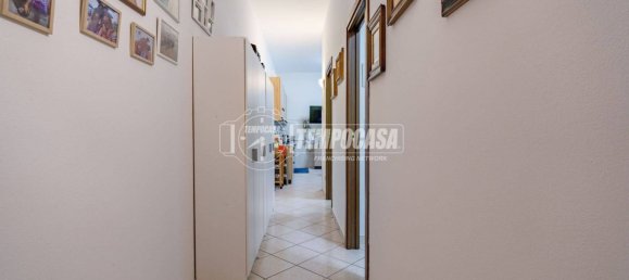 Квартира с 2 спальнями в Каронно Пертузелла, Италия № 280701 17